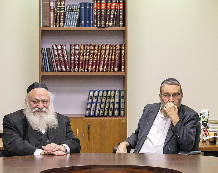 משה גפני ויצחק גולדקנופף. על קצה הצוק, יחד עם נתניהו | צילום: עמית שאבי yk14396399