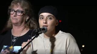 שורדת השבי אמילי דמארי בעצרת למען החטופים של קהילות הנגב המערבי בצומת שער הנגב