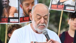 שי מוזס ואיציק הורן בהצהרת משפחות חטופים בשער בגין בתך אביב