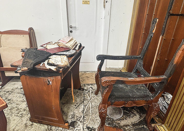 הנזק בבית הכנסת השרוף, אתמול | צילום: גיל יוחנן yk14398805