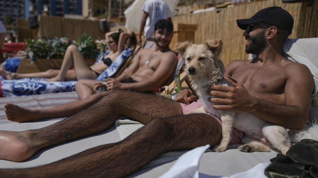 Photo: AP/ Bilal Hussein החוף בעיר בתרון בצפון לבנון