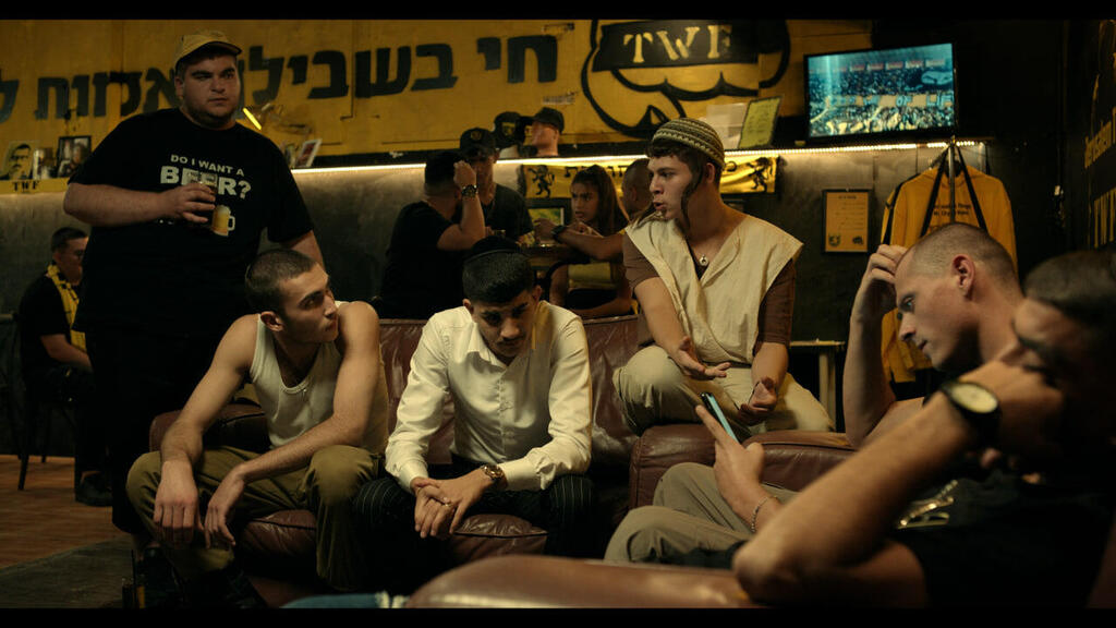 מתוך "חוליגנים". דיקלה בתפקיד חוקרת משטרה (צילום: באדיבות כאן 11, ארצה הפקות, סרטי יונייטד קינג) מתוך "חוליגנים"