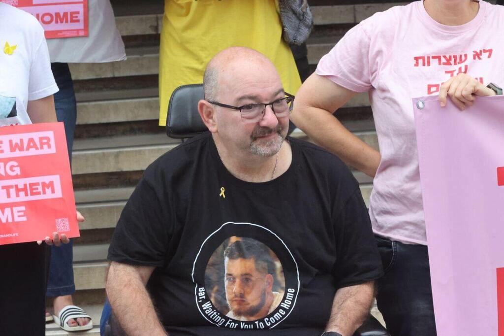 אביו של בר קופרשטיין בהצהרה (צילום: מוטי קמחי) הצהרת משפחות החטופים מחוץ למטה הליכוד בת"א