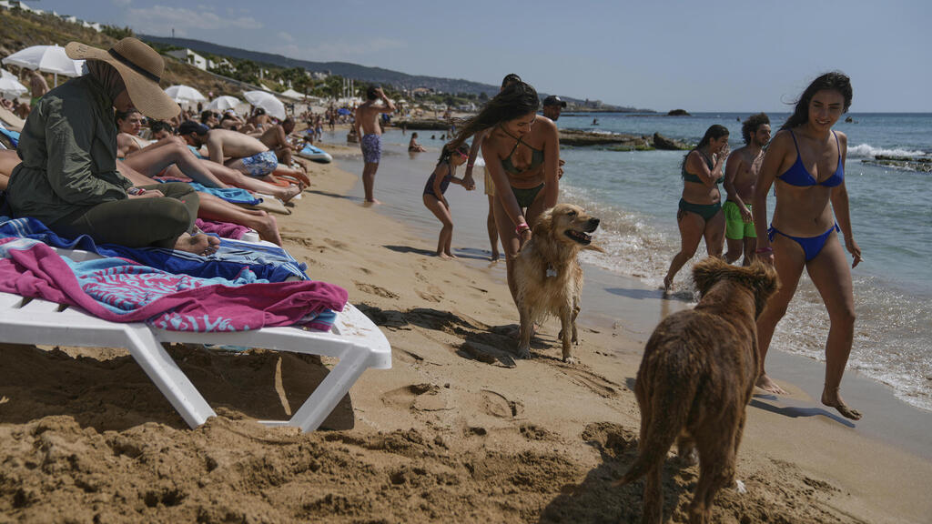 Photo: AP/ Bilal Hussein החוף בעיר בתרון בצפון לבנון