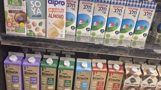 מדף בסופר עם חלב פרה ותחליפי חלב