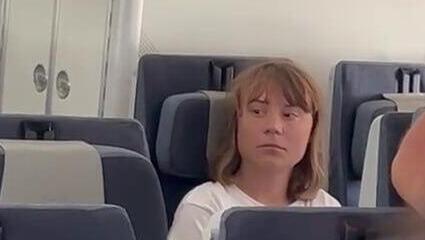 גרטה טונברג על המטוס בדרך לפריז גרטה טונברג על המטוס בדרך לפריז