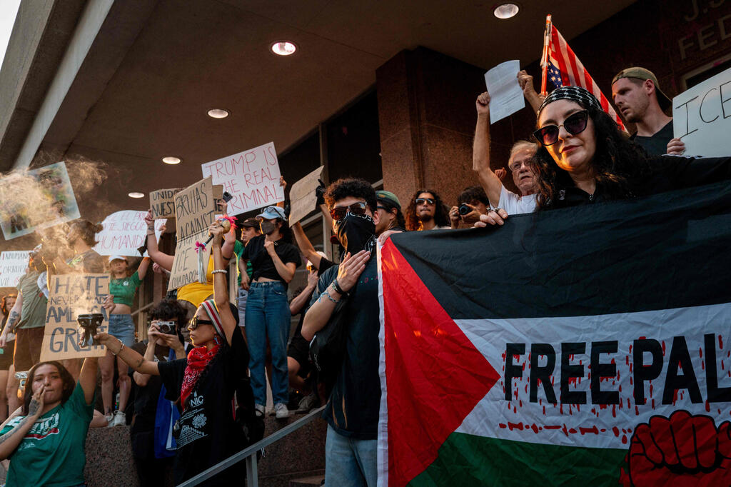 צילום: Brandon Bell / GETTY IMAGES NORTH AMERICA / AFP ארה"ב הפגנות נגד מעצר מהגרים אוסטין טקסס דגל פלסטין