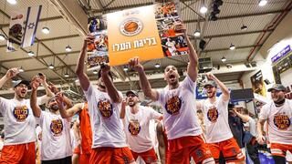 שחקני ראשון לציון חוגגים את העלייה לליגת העל