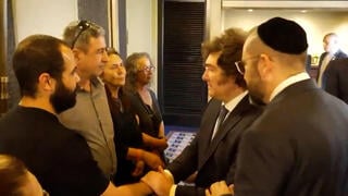 נשיא ארגנטינה נפגש עם שורדי שבי