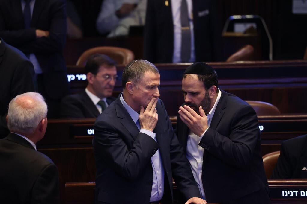 אדלשטיין במליאה, הלילה. הדיל נסגר - הצבא נשאר בחוץ (צילום: אלכס קולומויסקי) ינון אזולאי ויולי אדלשטיין בכנסת