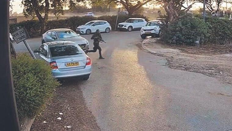 המחבל פורץ במרדף אחרי ספיר, קרין וחבריהן המחבל פורץ במרדף אחרי ספיר, קרין וחבריהן