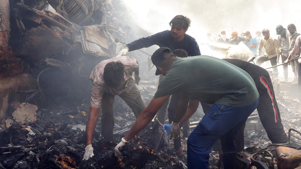 Photo: Sam Panthaky / AFP זירת התרסקות מטוס בואינג דרימליינר של חברת אייר אינדיה ב אחמדאבאד ב הודו