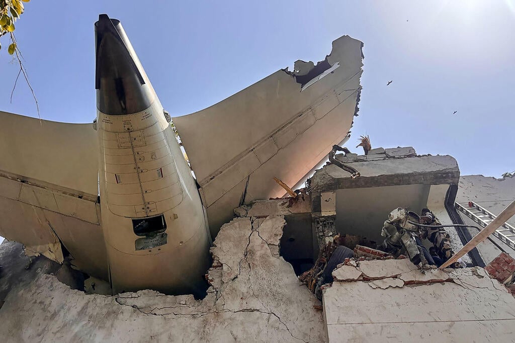 The crash site of an Air India Boeing Dreamliner in Ahmedabad, India (Photo: Handout / CENTRAL INDUSTRIAL SECURITY FORCE (CISF) / AFP) זירת התרסקות מטוס בואינג דרימליינר של חברת אייר אינדיה ב אחמדאבאד ב הודו