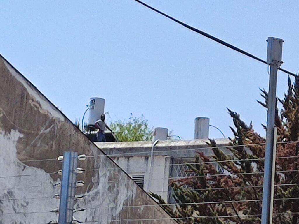 "עשינו הכול כדי לשכנע אותו לרדת". גטהון בעת ההתבצרות על הגג (צילום: ליאור שרון) בן רצח את אמו ומתבצר על גג בניין ברחובות