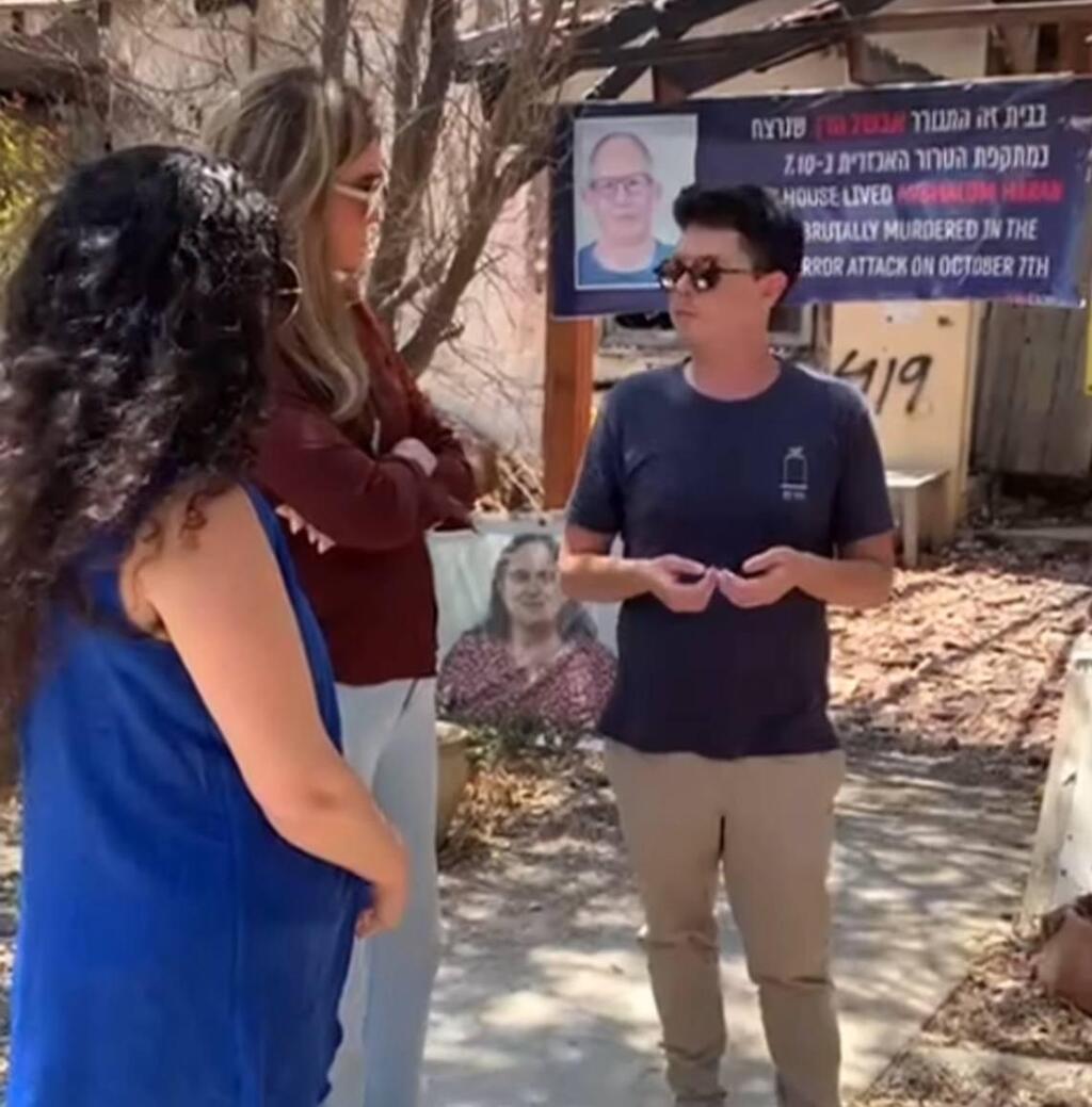 קייטלין ג'נר מבקרת בקיבוץ בארי (צילום מסך) קייטלין ג'נר