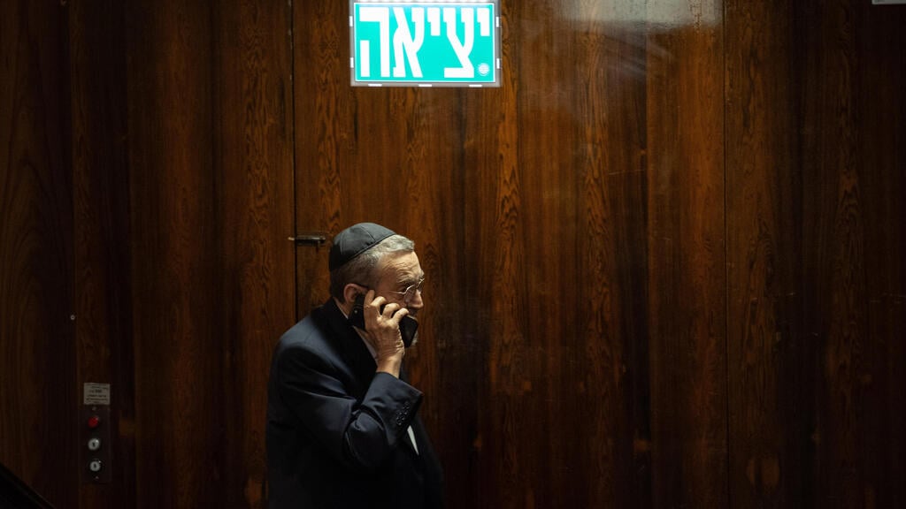 אחד מיוזמי החוק לחיזוק בתי הדין הרבניים. משה גפני במליאה (צילום: אלכס קולומויסקי) ח"כ משה גפני במליאה, בדיון על הצעת החוק לפיזור הכנסת