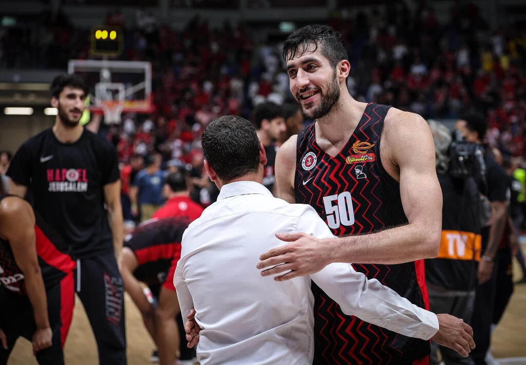 "הוא מאמן שיודע איך להוציא את הכי טוב מכל שחקן". עם אלון (צילום: עוז מועלם) שחקן הפועל ירושלים יובל זוסמן