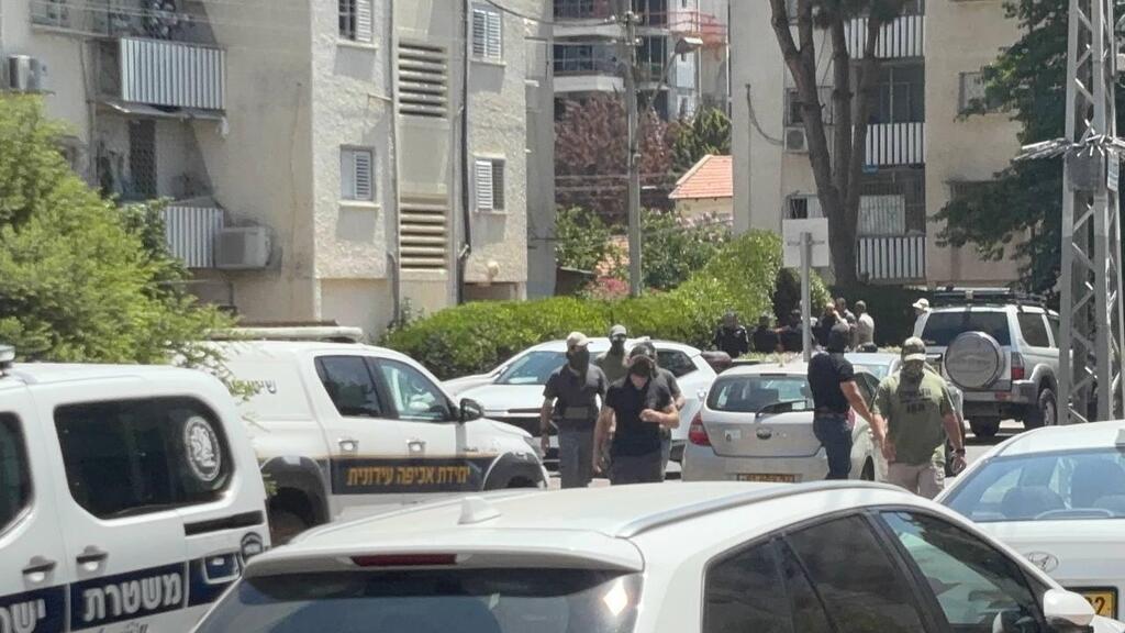 "זה קרה בבת ים ולא למדו מזה כלום". הכוחות בזירה (צילום: מאיר תורג'מן) כוחות הצלה בזירה
