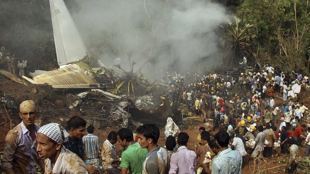 Rescue efforts at the scene of the crash (Photo: AP) התרסקות הודו מטוס אחמדאבאד