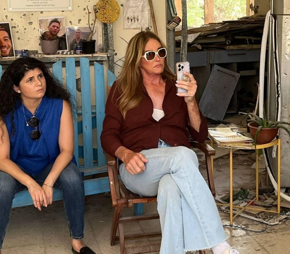 מלווה בשרן השכל (צילום מסך) קייטלין ג'נר