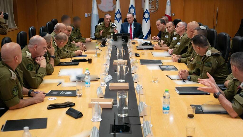 שר הביטחון והרמטכ"ל בישיבה לפני תחילת המבצע (צילום: אריאל חרמוני, משרד הביטחון) שר הביטחון והרמטכ"ל בישיבה שעות ספורות לפני פתיחת מבצע "עם כלביא" באיראן