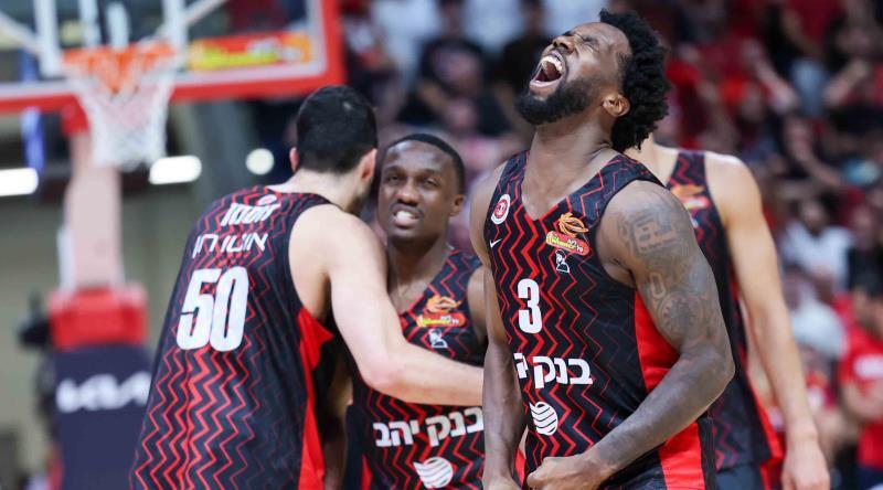 שחקני הפועל ירושלים חוגגים בסיום (אורן בן חקון) שחקני הפועל ירושלים חוגגים בסיום