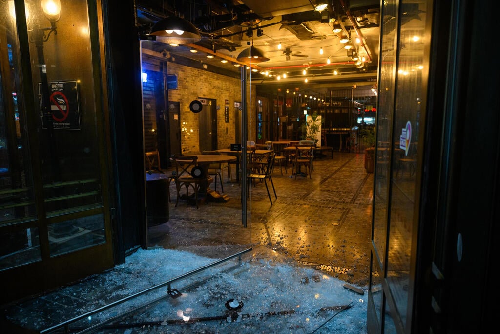 נזקי הפגיעה הישירה במרכז (צילום: Alexi J. Rosenfeld/Getty Images) פגיעה ישירה במרכז