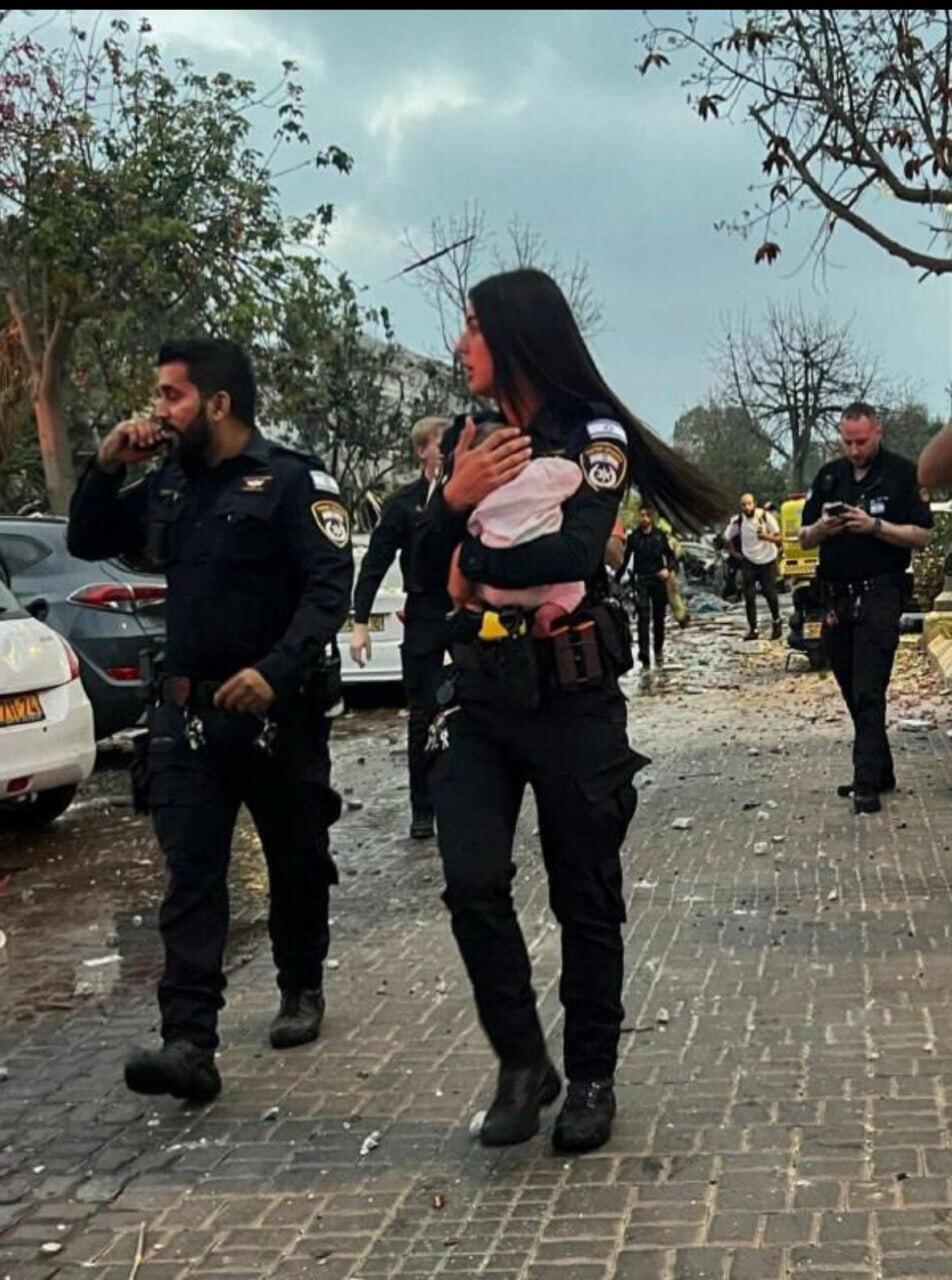 רס"ל אביב סרנגה עם התינוקת שחולצה (צילום: דביר מור) חילוץ תינוקת מזירת הפגיעה הישירה במרכז