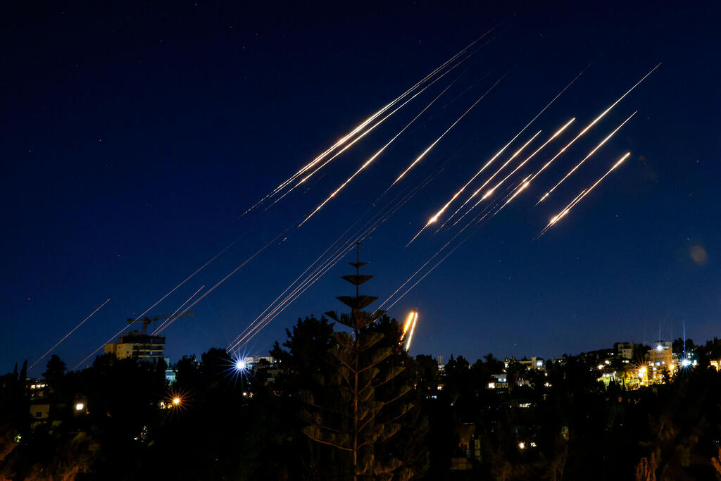 Iranian ballistic missiles target Jerusalem (Photo: Menahem Kahana / AFP) מטח מאיראן בשמי ירושלים