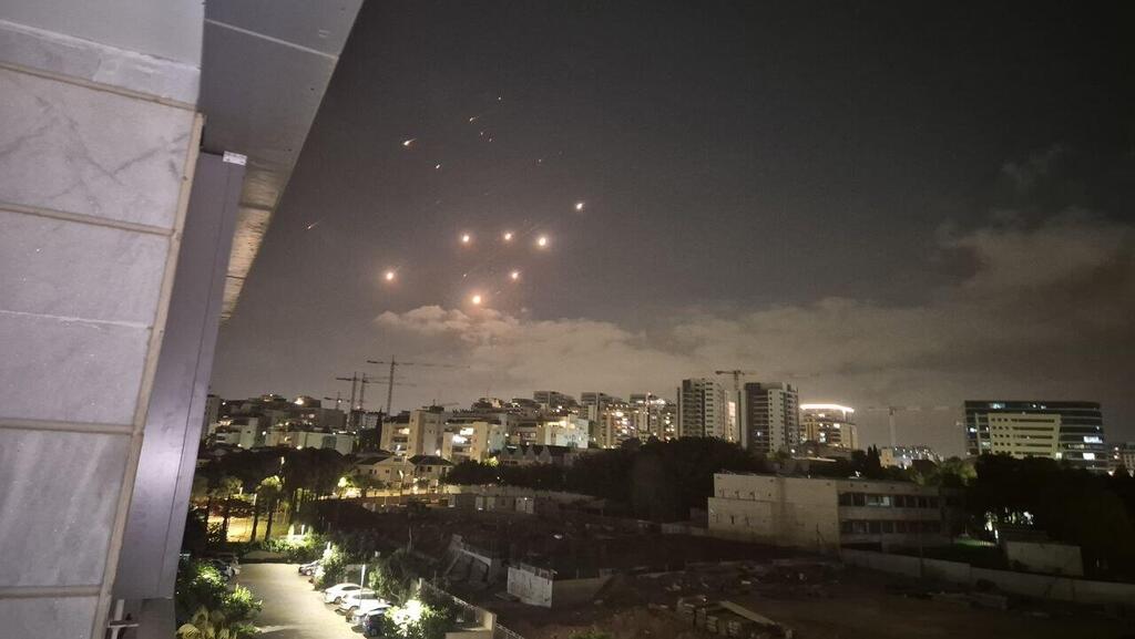 מיירטים כפי שצולמו מקריית אונו (צילום: ירון דרוקמן) מטח טילים בשמי קריית אונו
