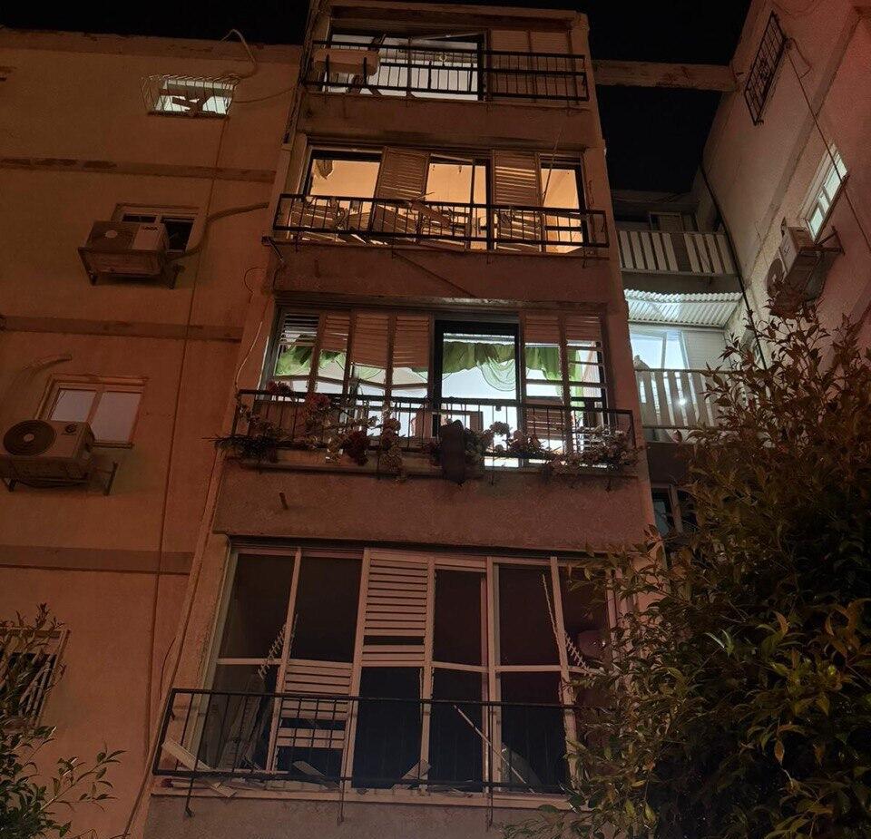 צילום: עמית פזטל דירה שניזוקה כתוצאה מפגיעה ישירה ברמת גן