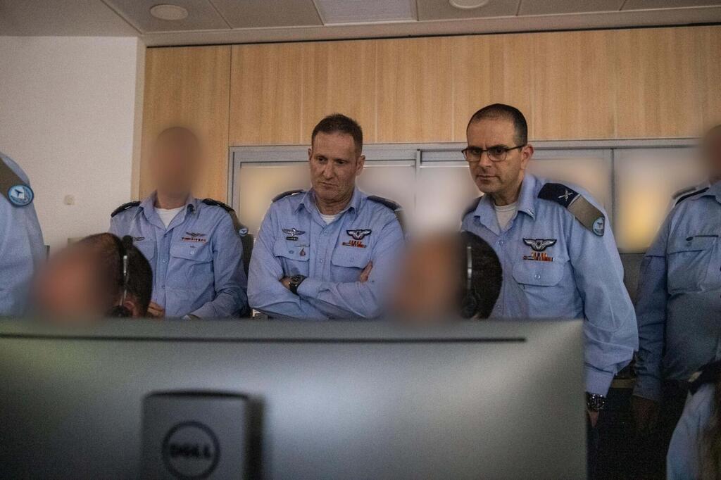 אלוף תומר בר (במרכז) בבור חיל האוויר במהלך התקיפה בטהרן (צילום: דובר צה"ל ) מפקד חיל האוויר, אלוף תומר בר, בבור חיל האוויר במהלך התקיפה באיראן
