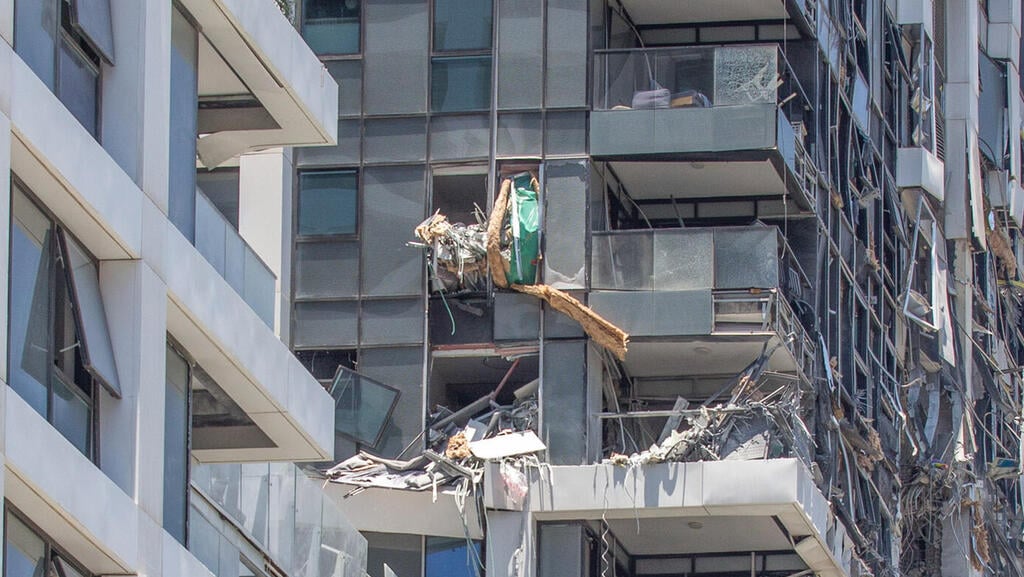 המגדל שנפגע בתל אביב, הבוקר (צילום: עידו ארז ) הבוקר לאחר הנפילה בתל אביב