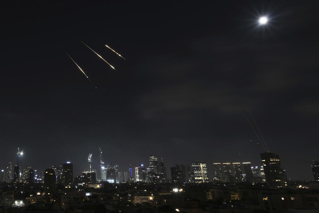 יירוטים בעקבות השיגורים מאיראן ( צילום: AP Photo/Leo Correa) יירוטים ברחבי הארץ בעקבות שיגורים מאיראן