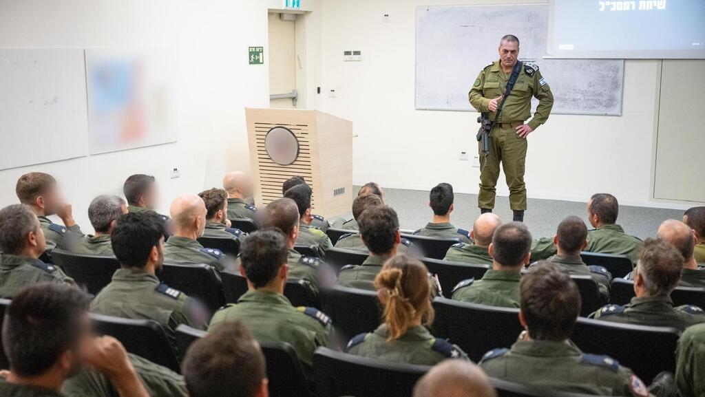 הרמטכ"ל עם הצוותים (צילום: דובר צה"ל) הרמטכ״ל לצוותי האוויר שתקפו באיראן: "אנחנו סוללים את הדרך לטהרן"