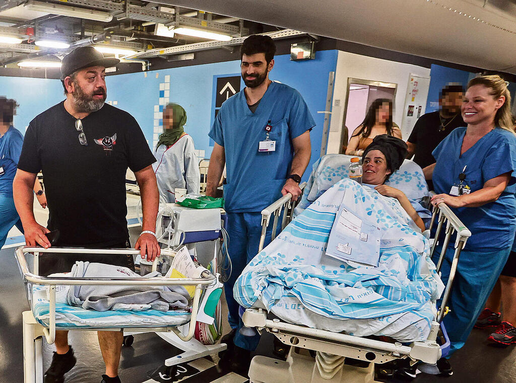 שני לבנה בונפיל, בעלה משה ובתם החדשה. אולי תקראו לה חנה? | צילום: גיל נחושתן yk14406284