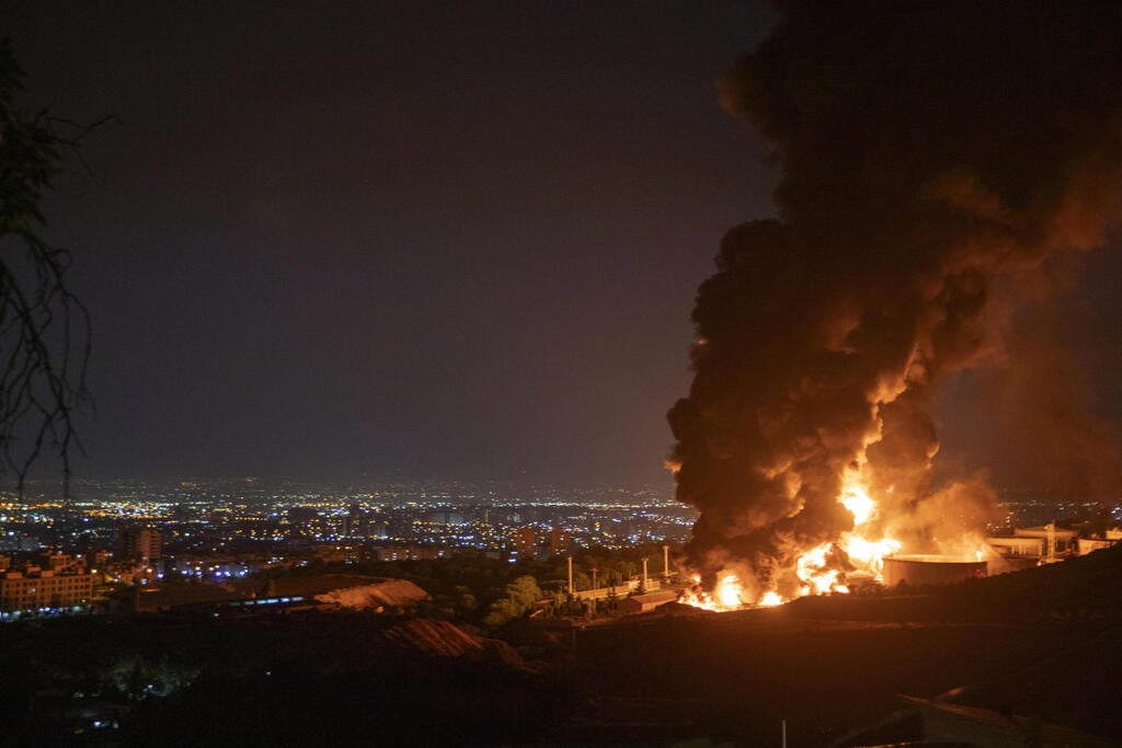 Aftermath of Israeli strikes in Iran (Photo: Stringer/Getty Images) תקיפה במחסני הנפט של שהראן, איראן