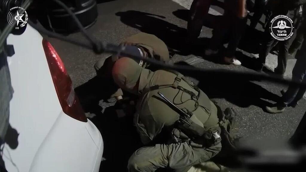 ההשתלטות (צילום: דוברות המשטרה) לוחמי שב״כ ולוחמי ימ״מ עצרו שני אזרחים ישראלים יהודים בחשד שביצעו משימות עבור האיראנים