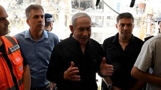 ראש הממשלה בנימין נתניהו בזירת הנפילה בבת ים