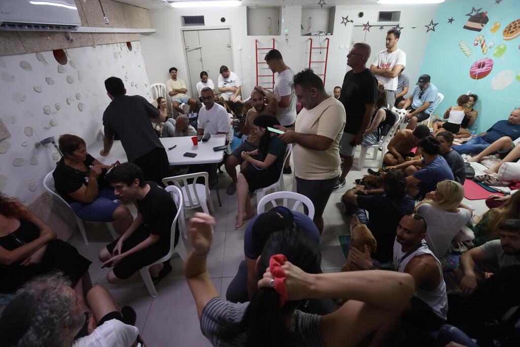 תושבים במקלט בגוש דן במהלך מטח מאיראן (צילום: שאול גולן) תושבי רמת גן במקלט במהלך מטח מאיראן