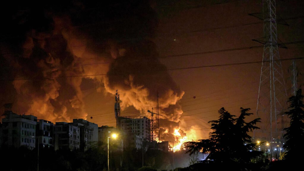 מיכל נפט שהותקף באזור שהראן, טהרן (Photo: Atta Kenare/ AFP) מיכל נפט שהותקף באזור שהראן, טהרן