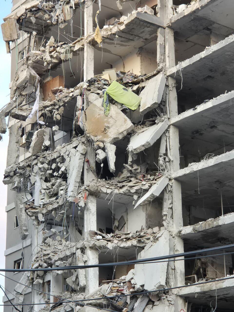 הרס בבניין בבת ים שנפגע מטיל (צילום: יואב קרן) זירת הנפילה בבת ים