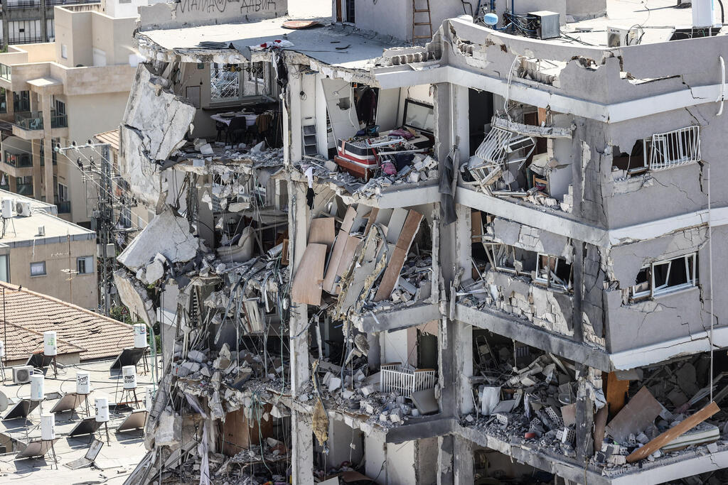 נזקי הפגיעה הישירה של טיל איראני בבת ים (צילום: גיל נחושתן) נזקי הפגיעה הישירה בבת ים