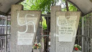 צלבי קרס רוססו על קברים יהודיים בקישינב