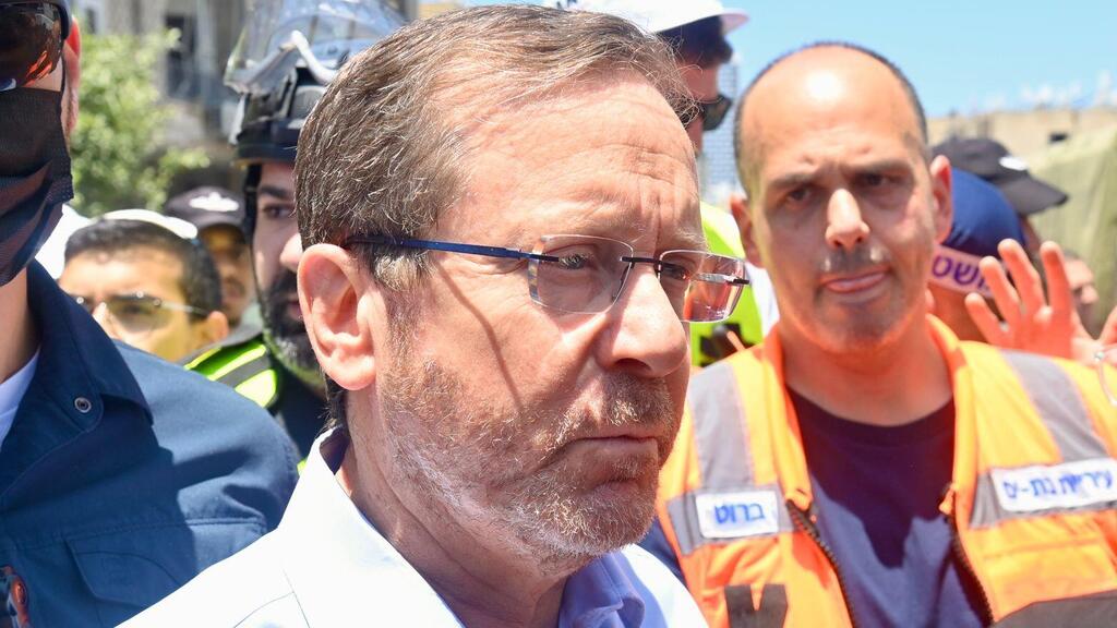הנשיא הרצוג (צילום: קובי קואנקס) נשיא המדינה יצחק הרצוג בהצהרה לתקשורת בזירת הפגיעה בבת ים