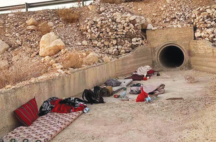 "ישנים כאן כל לילה". מעבר מים מתחת לכביש בדרום | צילום: סופיאן אל־שמסאן yk14408295