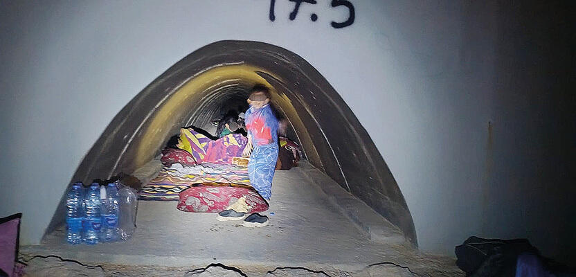 מקלט של אין ברירה. תעלת מים שאליה נכנסים בעת ירי תושבים בדואים בדרום yk14408296