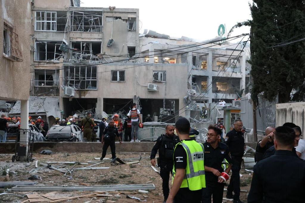 נזקי הפגיעה בבני ברק (צילום: שאול גולן) נפילה בבני ברק