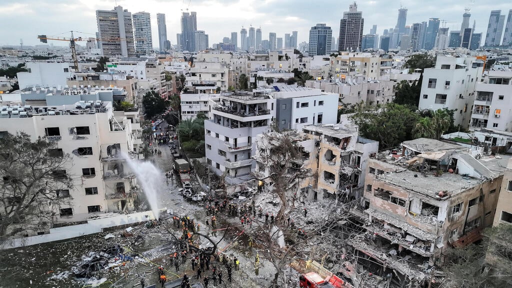 A scene of Iranian missile strike in Tel Aviv (Photo: Reuters/Moshe Mizrahi) הזירה בתל אביב