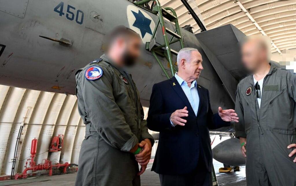 "עושים דברים מדהימים". נתניהו והטייסים בתל נוף (צילום: אבי אוחיון/ לע״מ) ראש הממשלה נתניהו ביקר בבסיס תל נוף